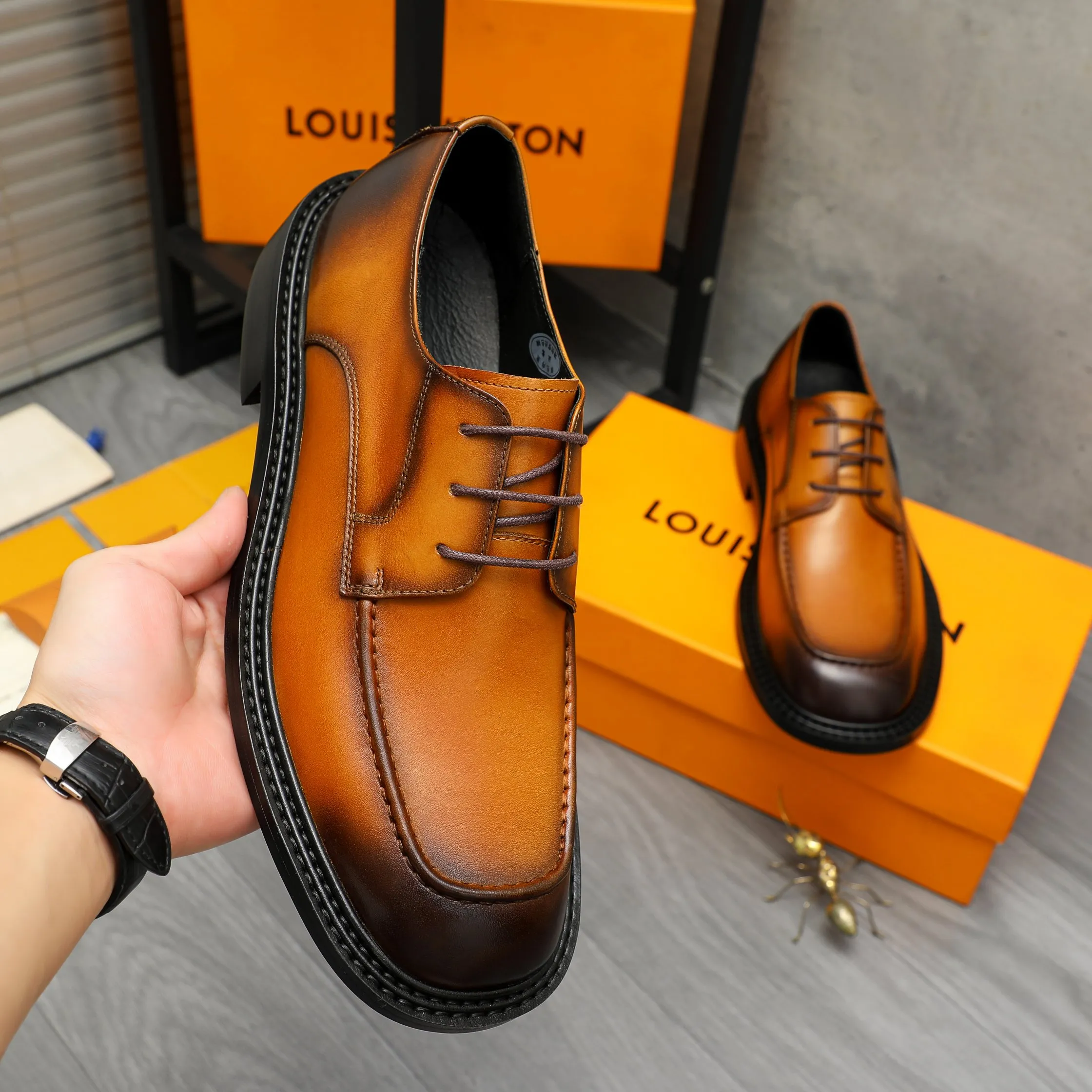 Men's shoes 💰600 Product trademark: LV "Louis Vuitton" business casual lace-up leather shoes Regular size: 37-46 Product materials: Selected high-quality color-brushed cowhide upper, pigskin lining, rubber outsole